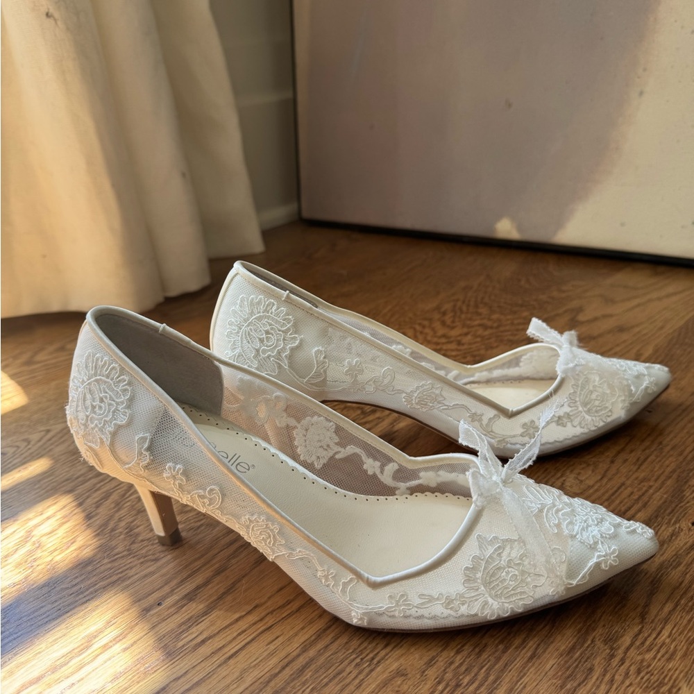 Bella Belle MONICA
Floral Lace Embroidered Ivory Bridal Kitten Heels Size 7 - Picture 9 of 14
